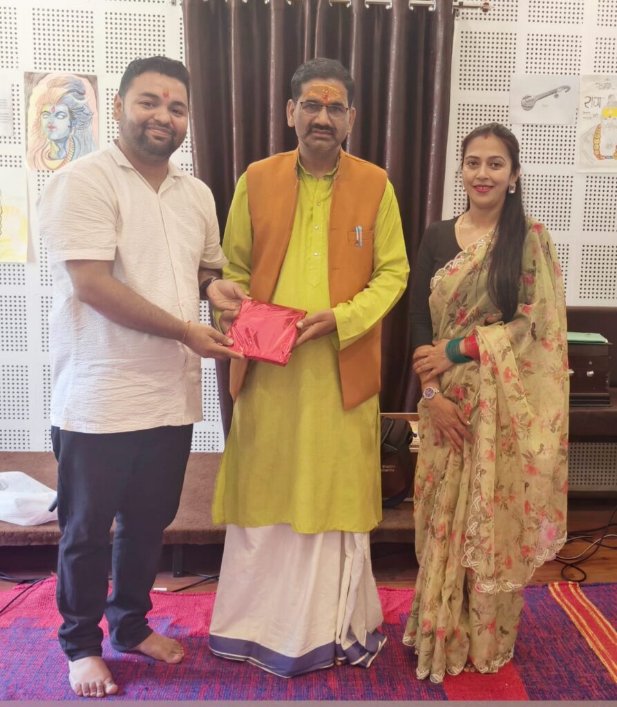 अतिथियों को स्मृति चिन्ह भेंट कर सम्मानित करते हुए।